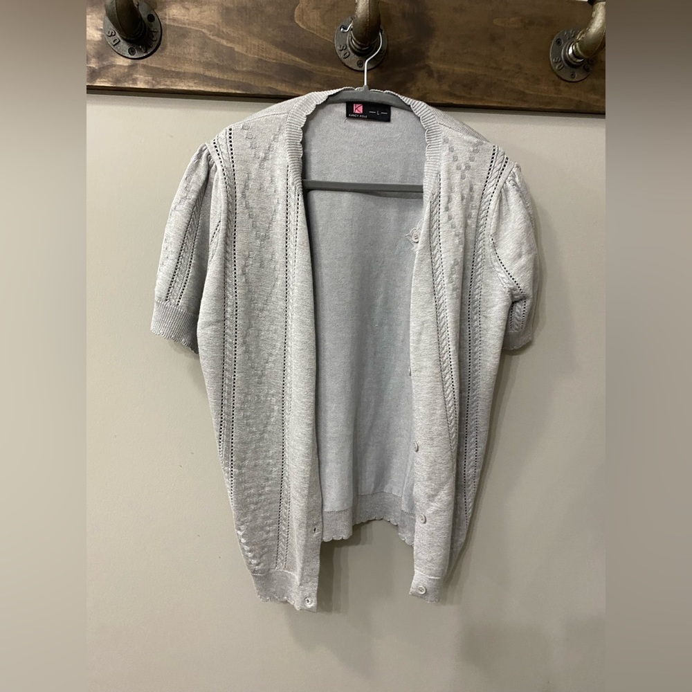 Kancy Kole women’s short sleeve sweater in light grey. Women’s size L - Picture 15 of 16